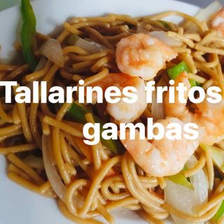 Tallarines fritos con gambas