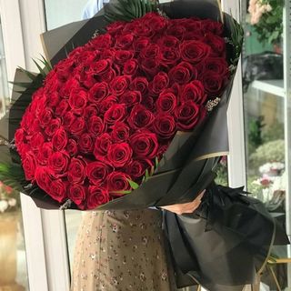 Bouquet De 100 Roses Rouges Avec Cadeau