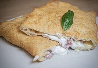 Pizza fritta con mozzarella fior di latte, ricotta e salame
