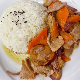 G03 Riso bianco e fettine di manzo saltato in padella con pepe nero