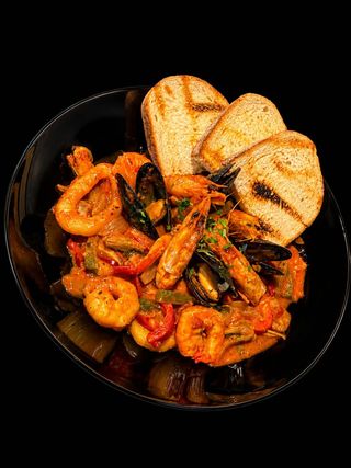 Tigaie picanta cu fructe de mare