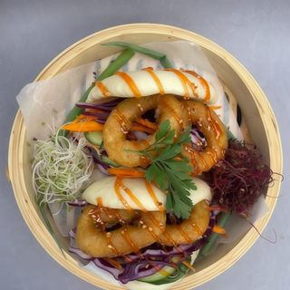 Bułeczki Bao z cebulkami w panierce i sosem czosnkowym