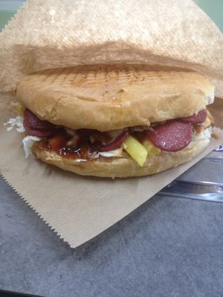 Хамбургер с луканка и кашкавал