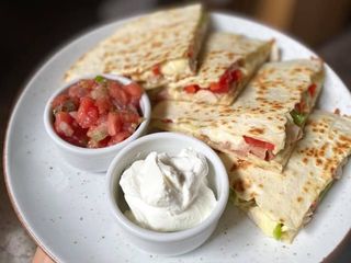 Мексиканска кесадия с пилешко филе (500г)