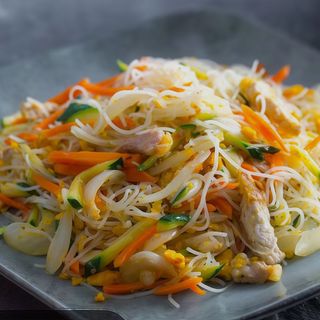 Spaghetti di riso con carne