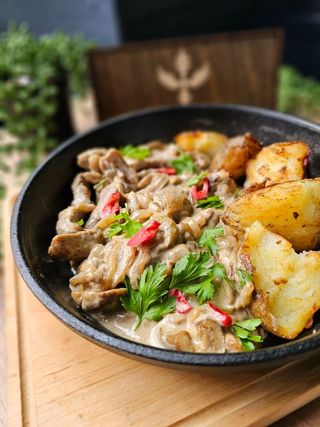 Піджарка зі свинини з грибами та смаженою картоплею