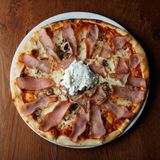 Pizza sa domaćom pršutom i kajmakom