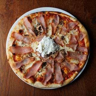 Pizza sa domaćom pršutom i kajmakom