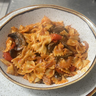 Laço Farfale com Cogumelos e molho Pesto