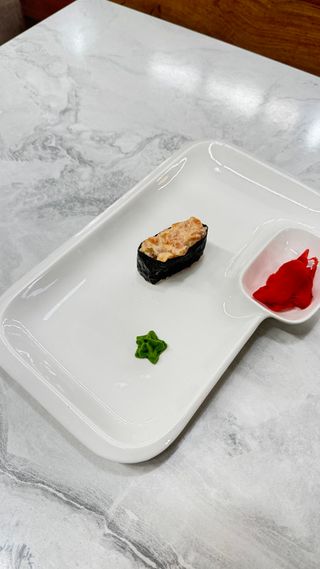 Гункан с лососем (50г)