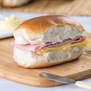 Pebete de jamón y queso