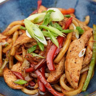 Удон нудли с пиле, зеленчуци и блекпепър сос