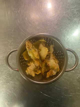 Fiori di zucca farciti fritti