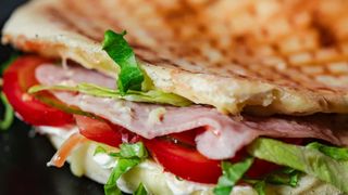 Sendvič sa  šunkom i sirom