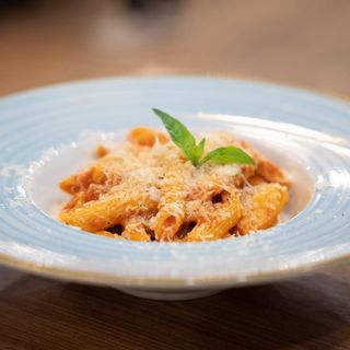 Paste cu pui si sos rosu