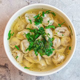 Пельмени с белым бульоном