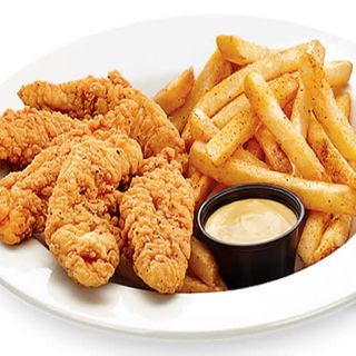 Pollo frito crujiente en tiras con patatas fritas 