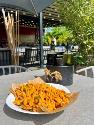 Пресни пържени картофи с чедър сос и люти Халапеньос чушки