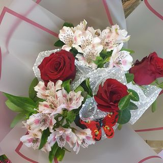 Рози с алстромерии 