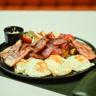 Doručak sa njeguškom kobasicom