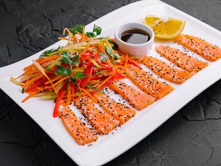 Somon slab sarat in sos de susan cu salata din legume