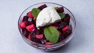 Salata od cvekle i zelenih jabuka