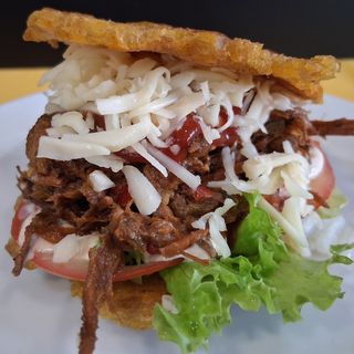 Patacón  con carne  mechada y aguacate