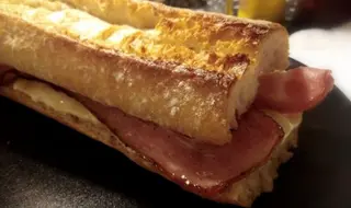 Bocadillo De Bacon Con Queso