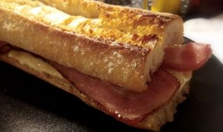 Bocadillo De Bacon Con Queso