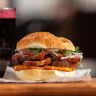 PAN CON CHICHARRÓN.