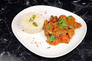 Tocănița de vită slow-cooked cu orez cu unt și parmezan