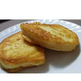 Пържени филийки със сирене и боровинки