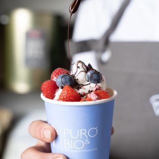 Bicchiere di gelato farcito