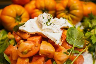 Ensalada De Tomate  de Temporada y Burrata