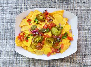 Начос с чедър сос, салца pico de gallo и халапеньо (300г)