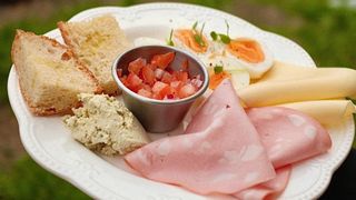 Basic doručak sa dimljenom piletinom