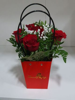 Aranjament Floral 5 Trandafiri Rosii In Plasuta