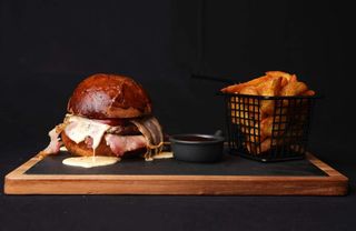 БЕКОНАТОР с гарнитура картофи Уеджис