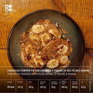 Panquecas Pumkin Pie com Caramelo e Praline de Pecan e Banana