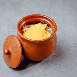 Пельмени в горшочке с грибами (из говядины)