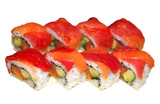 Uramaki rollo de salmón, atún, mango y aguacate 