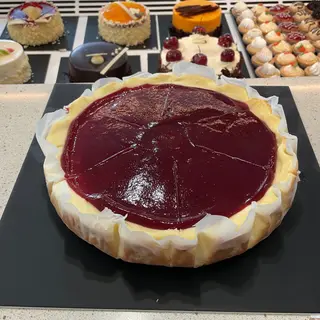 Porción de tarta de queso con frambuesa