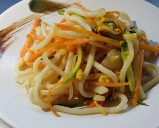 Spaghetti di udon saltato con verdure