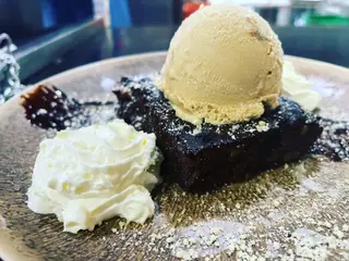 BROWNIE CASERO DE CHOCOLATE CON AGUACATE Y NUECES (NO HELADO)