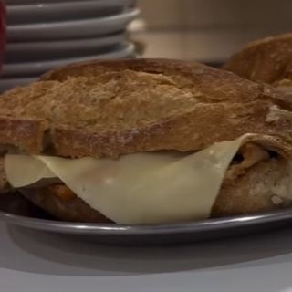 BOCATA JAMÓN ASADO QUESO (PICANTE )