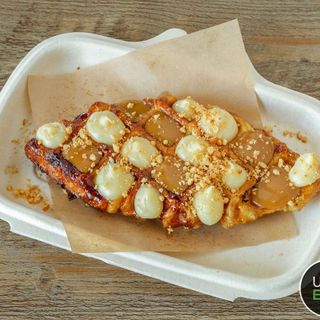 WAFFLE C/ TOPPINGS E GELADO MASSA SEMI-FOLHADA