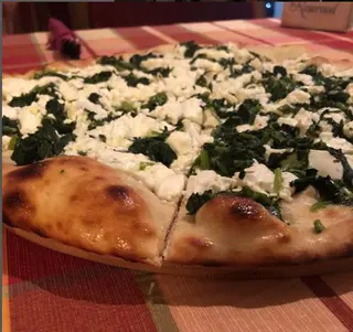 Pizza sa mladim sirom i špinatom