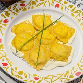 Ravioli de casă cu brânză proaspătă și smântână