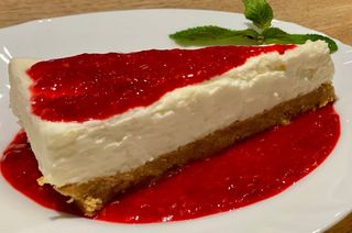 Cheesecake si sos de zmeura