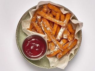 Солодка фрі з батату та соусом із журавлини (120/30g)